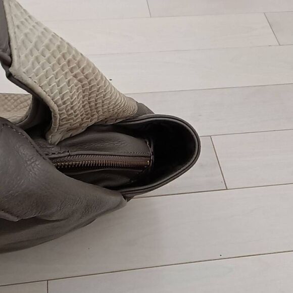 Perlina New York Womens Snake Pattern Embossed Leather Shoulder Bag Gray & Cream - Picture 4 of 7